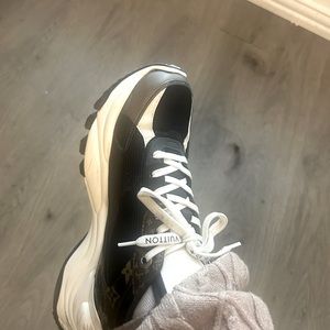 Just sharing the comfort of this shoe! My 2nd pair and I highly  recommend !